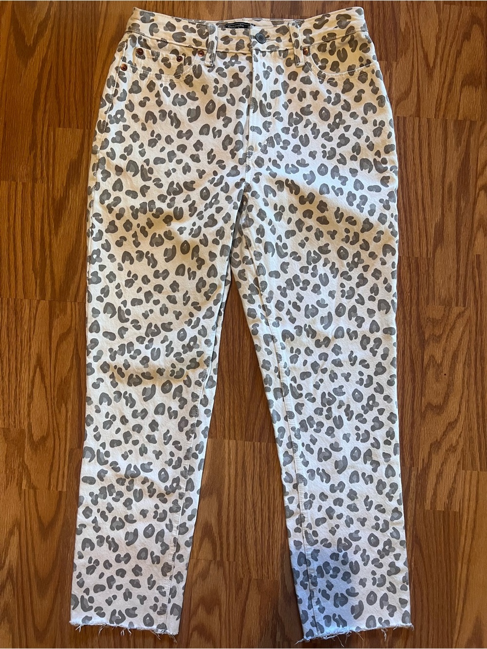 Abercrombie & Fitch Mom Jean White Jeans with Gray Leopard Print
